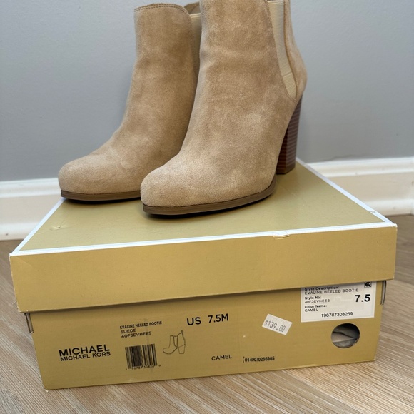 New in box. Michael Kors women’s Evaline heeled bootie size 7.5 - Picture 2 of 6